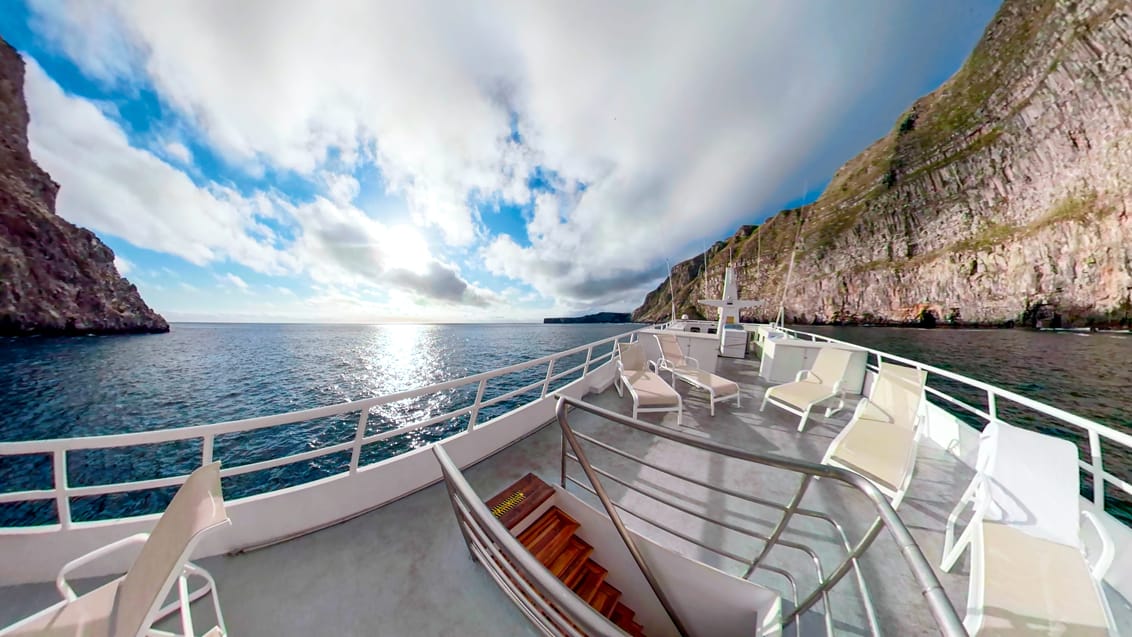 Agua er en motorbåd med plads til 16 passagerer fordelt i 8 kahytter. Med Aqua får du en unik sejloplevelse ved Galapagos-øerne