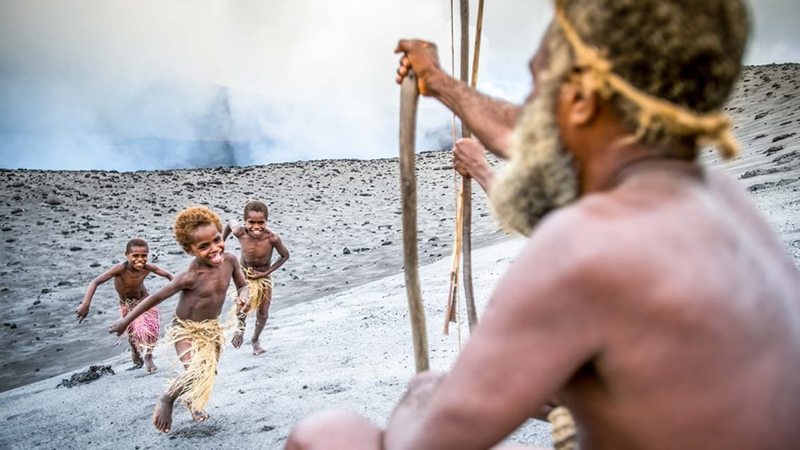 Lokale børn ved Yasur vulkanen på øen Tanna