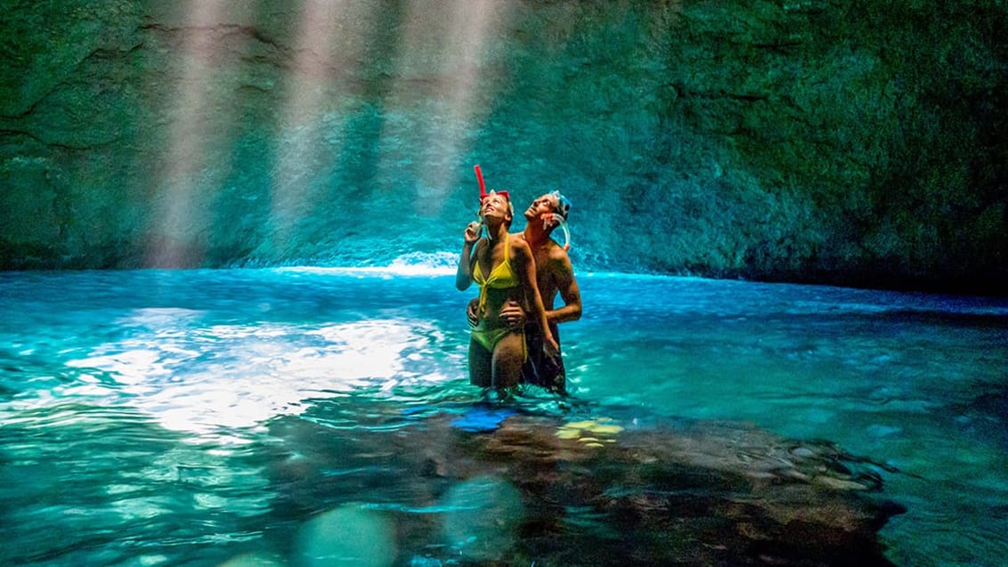 Den imponerende Blue Cave på øen Tanna på Vanuatu