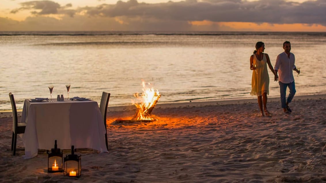 Romantisk aften på stranden ved Le Sakoa Hotel
