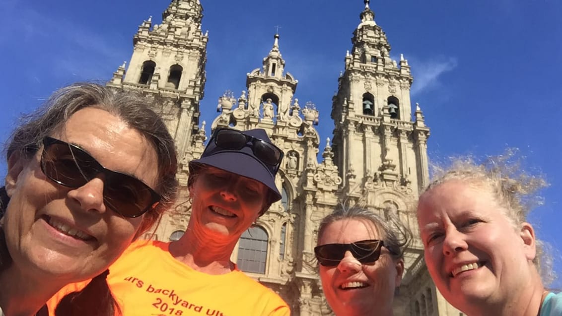 Glade og tilfredse efter endt vandring foran Katedralen i Santiago de Compostela. Galicien, Spanien