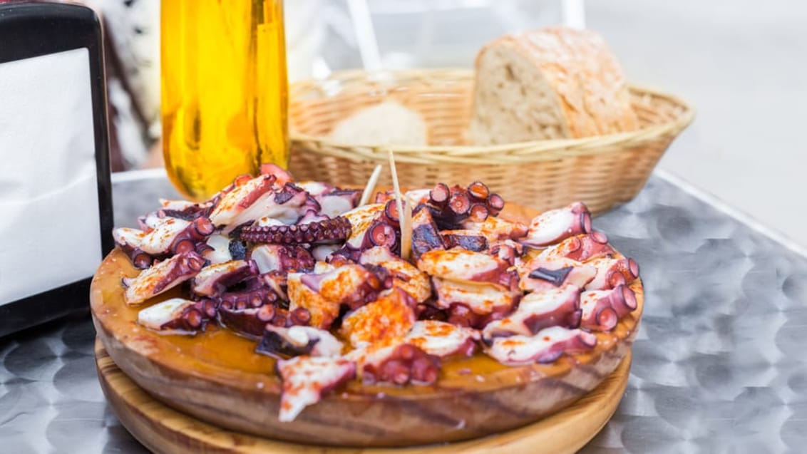 Blæksprutte med kartofler og rød paprika også kendt som Pulpo a la gallega, Caminoen, Spanien