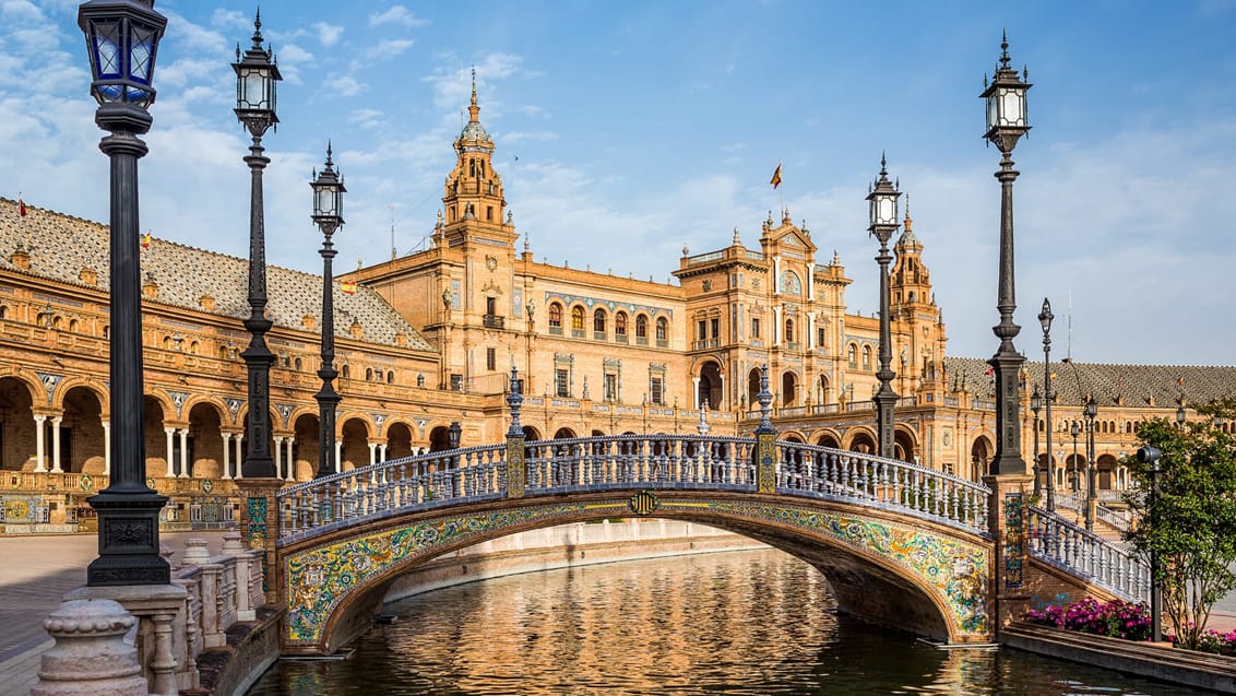 Sevilla er en smuk by at besøge undervejs på en rejse til Spanien