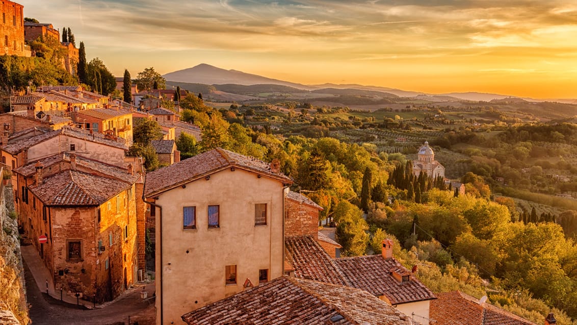 Landskab i Toscana set fra væggene i Montepulciano i solnedgang, Italien
