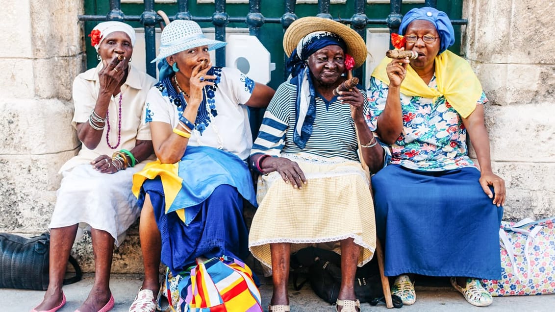 Kvinder med cigar i Havana i Cuba