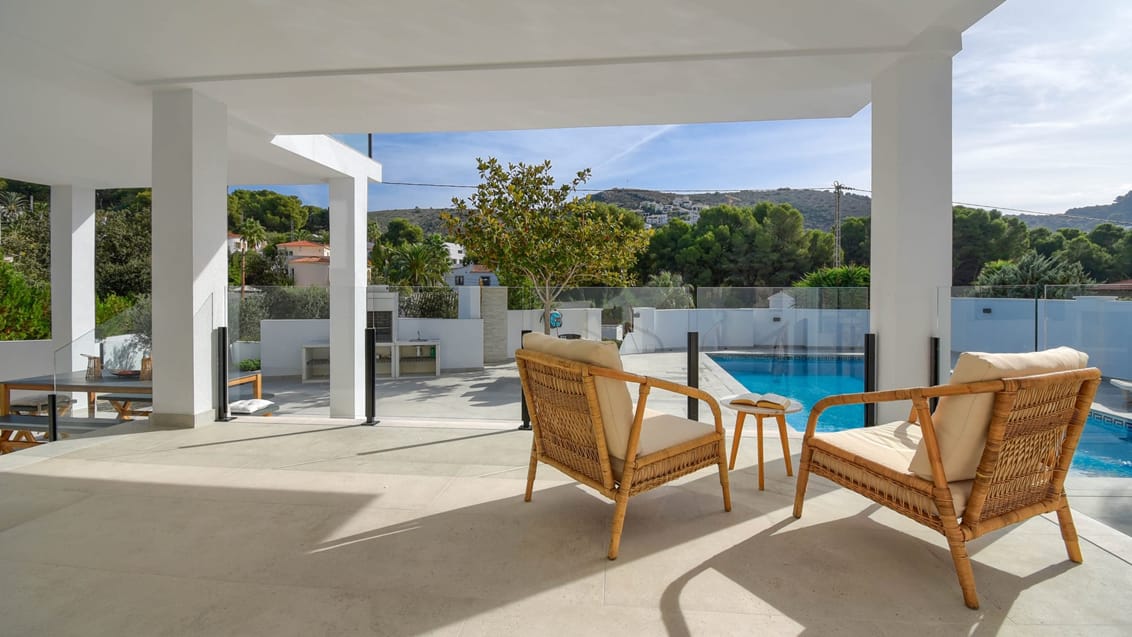Villa Moraira lænestole på terrasse Spanien