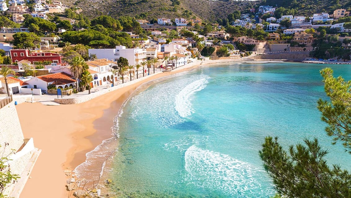 El Portet strand i Moraira i Spanien