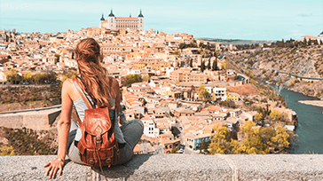 Kvinde ser ud over Toledo i Spanien