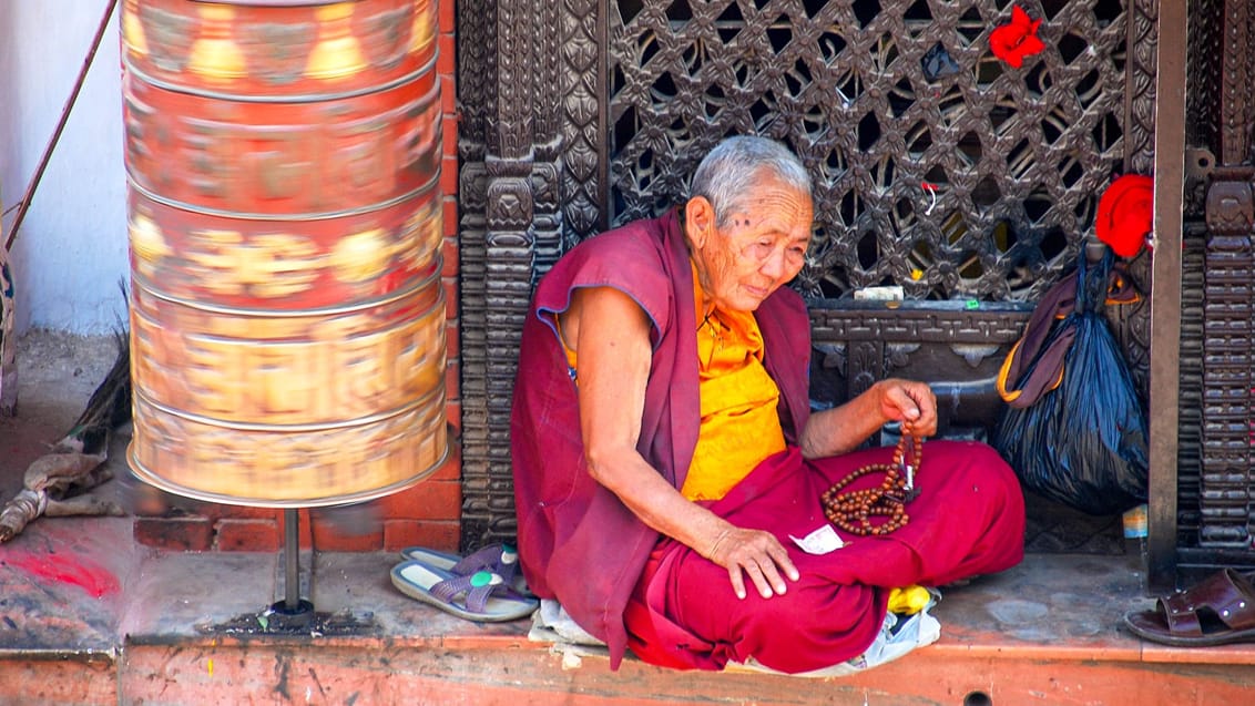 Buddhistisk munk med bedemølle