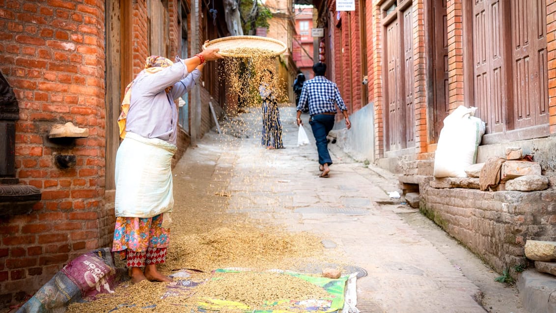 Lokalliv i de gamle gader i Bhaktapur