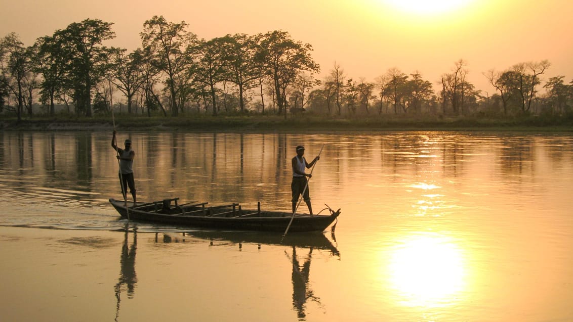 En kano gør klar til morgensafari i Chitwan Nationalpark