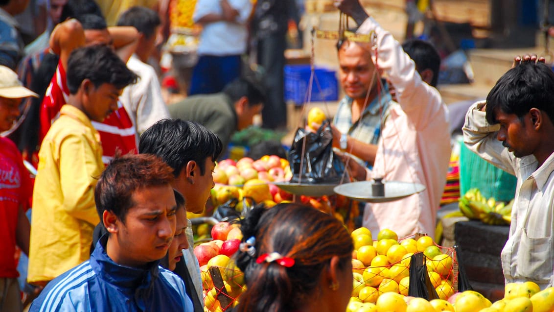 Masser af farver og sanseindtryk på marked i Kathmandu