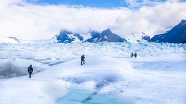 Tag på gletsjervandring på det enorme Moreno Glacier