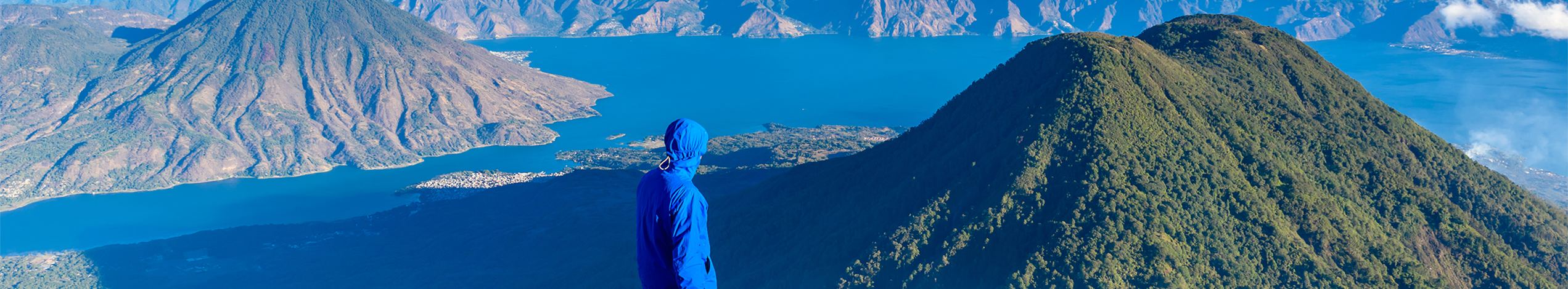 Hiker har udsigt over Lago Atitlán, Guatemala