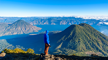 Hiker har udsigt over Lago Atitlán, Guatemala