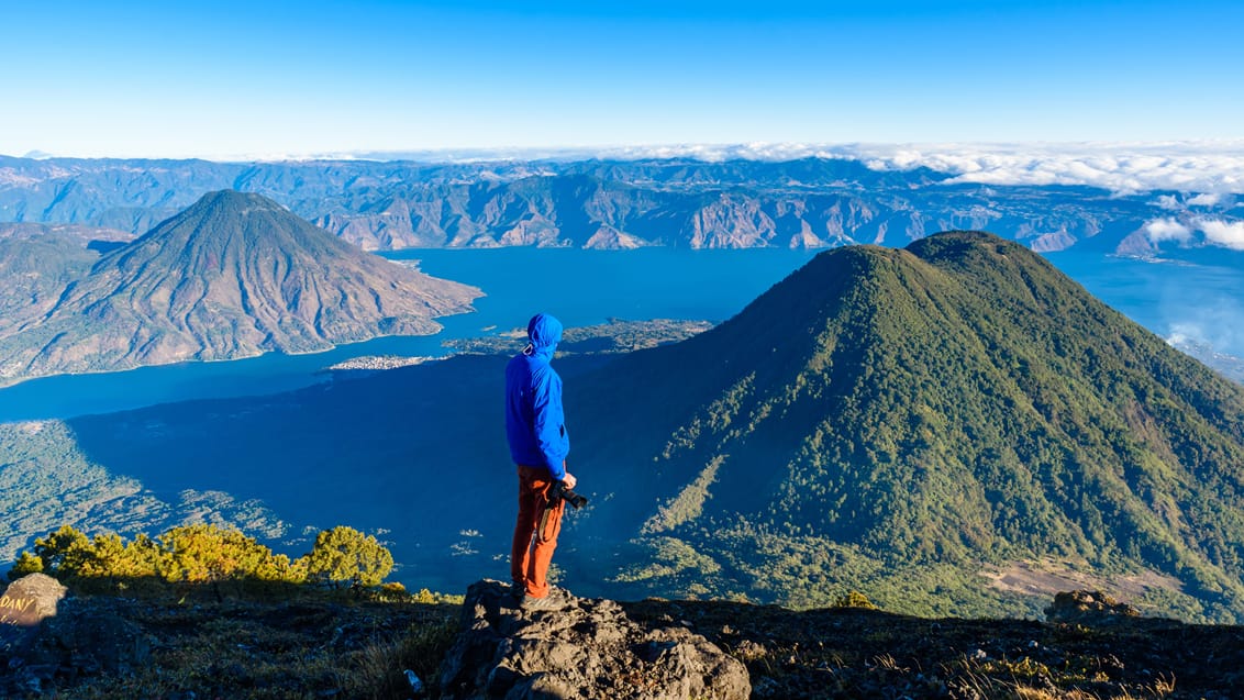 Hiker har udsigt over Lago Atitlán, Guatemala