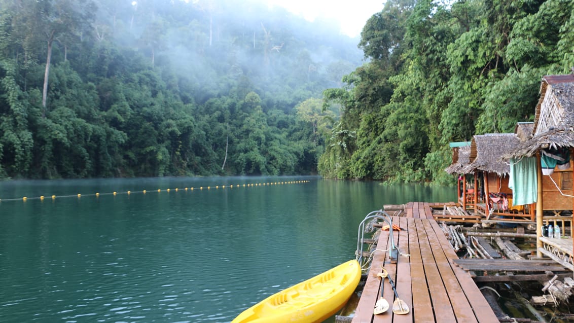 Flydende hytte ved Khao Sok