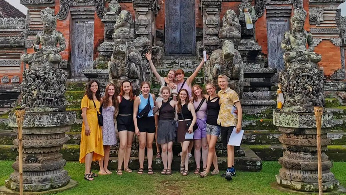 Gruppebillede foran hinduistisk tempel, Bali