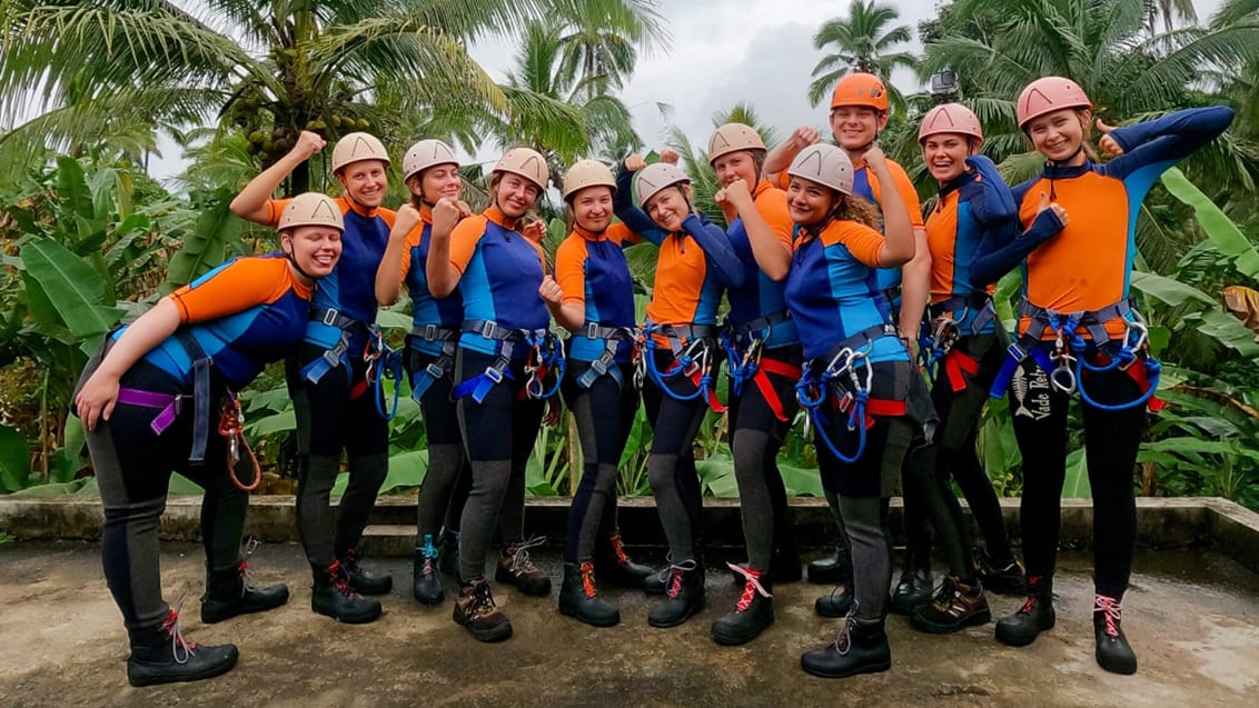 Gruppebillede ved ziplining, Indonesien