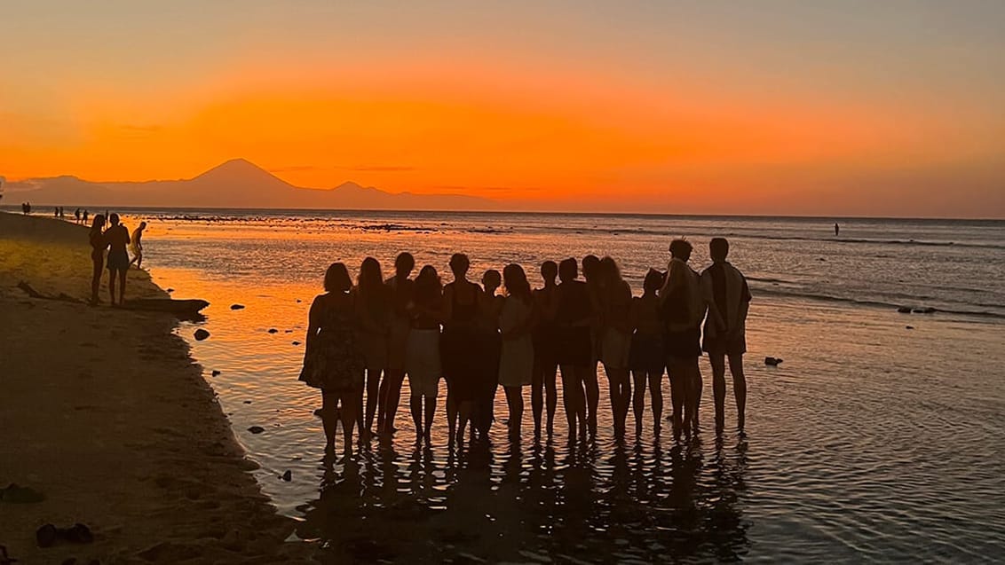 Solnedgang ved stranden på Bali, Indonesien