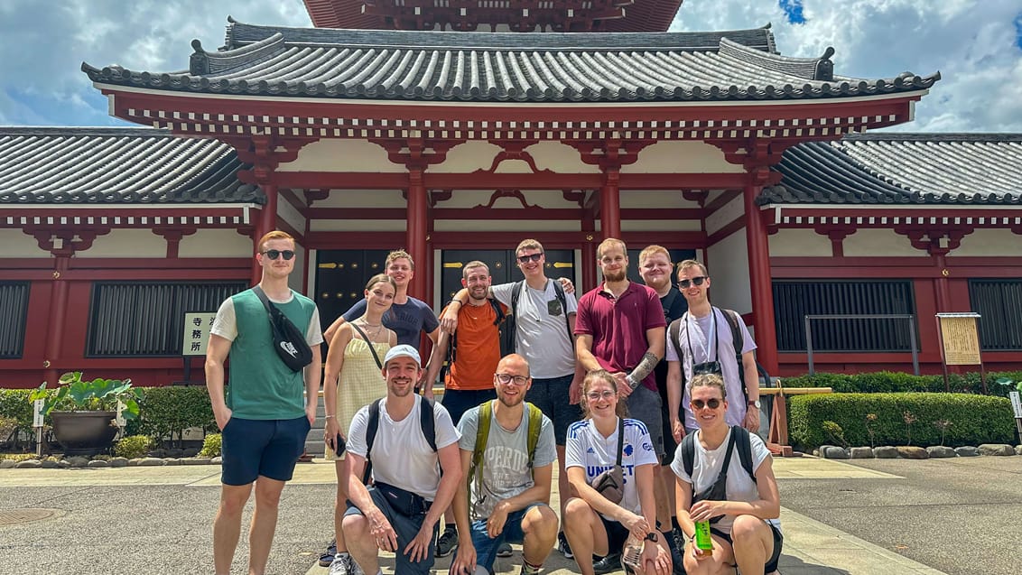 Gruppebillede foran tempel, Japan